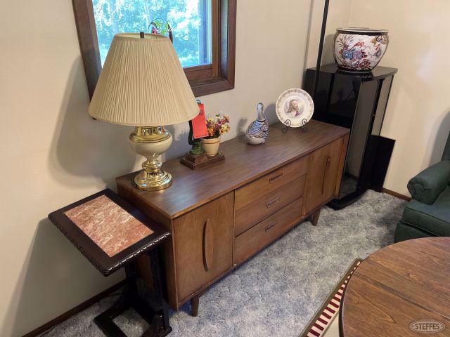cabinet w/end table, lamp, & décor., #2883